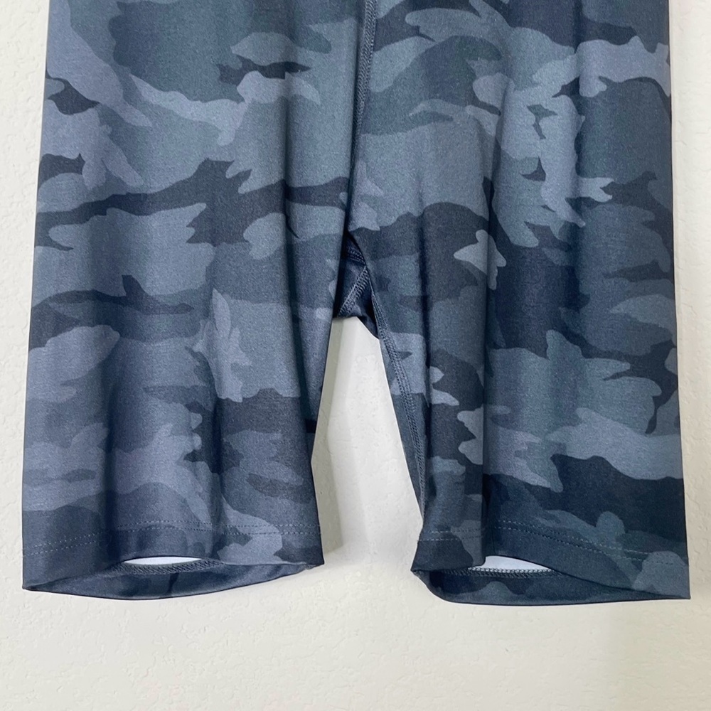 Beyond Yoga Spacedye Printed High Waisted‎ Biker Shorts in Silver Mist Camo - Picture 3 of 10
